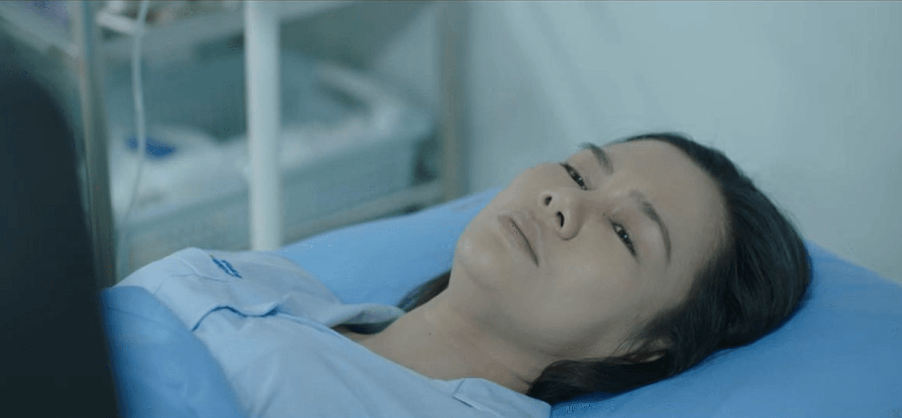 Hình ảnh Nguyệt hồi phục dần trong sự động viên của người thân.