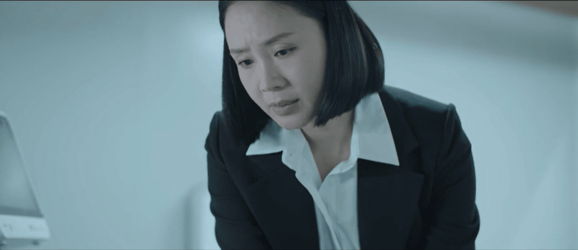 Nguyệt tỉnh lại tại bệnh viện dưới sự chăm sóc của Thu.