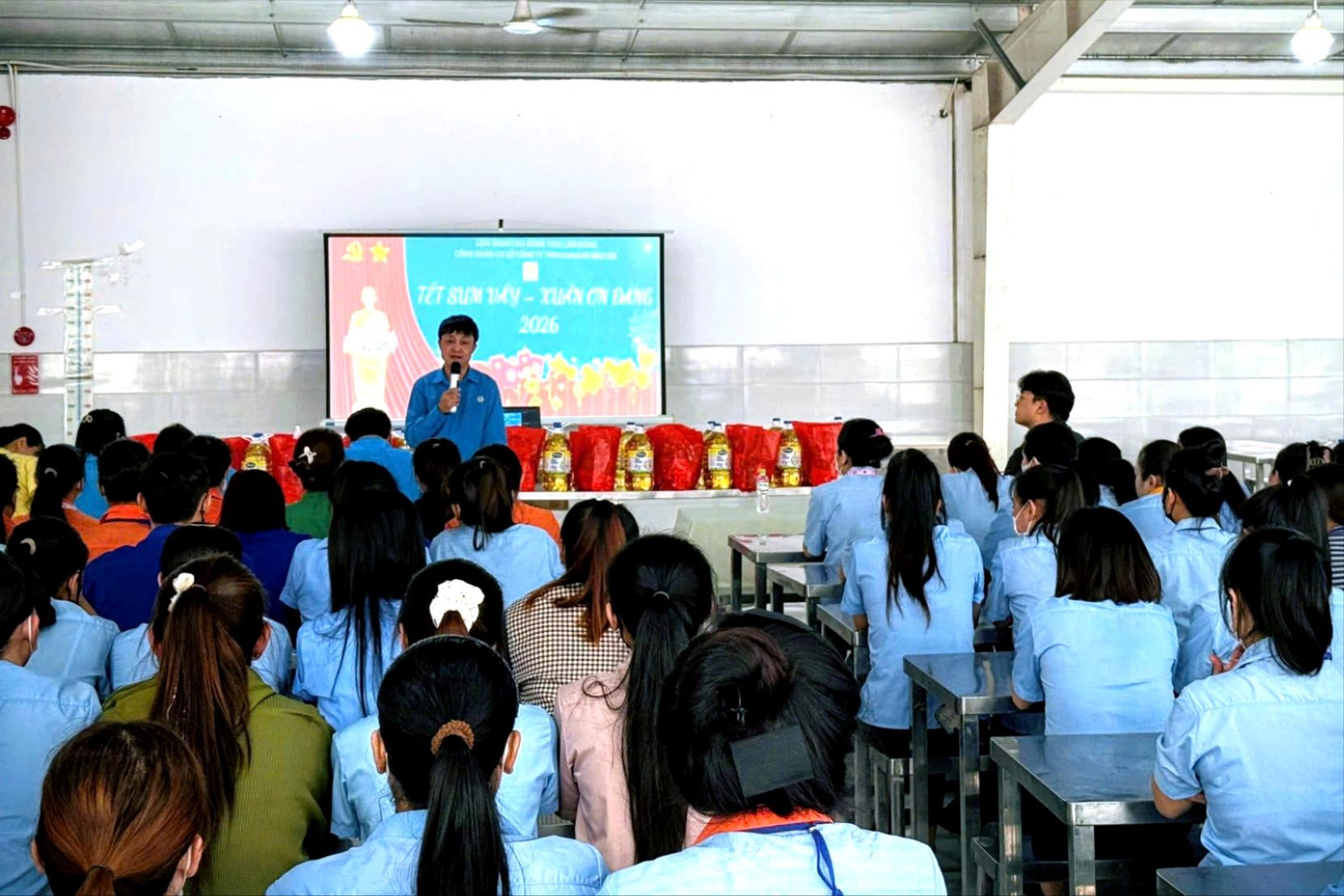 Công đoàn phường B'Lao và Công đoàn cơ sở Công ty TNHH Kanaan Bảo Lộc tổ chức hoạt động chăm lo Tết cho đoàn viên, người lao động