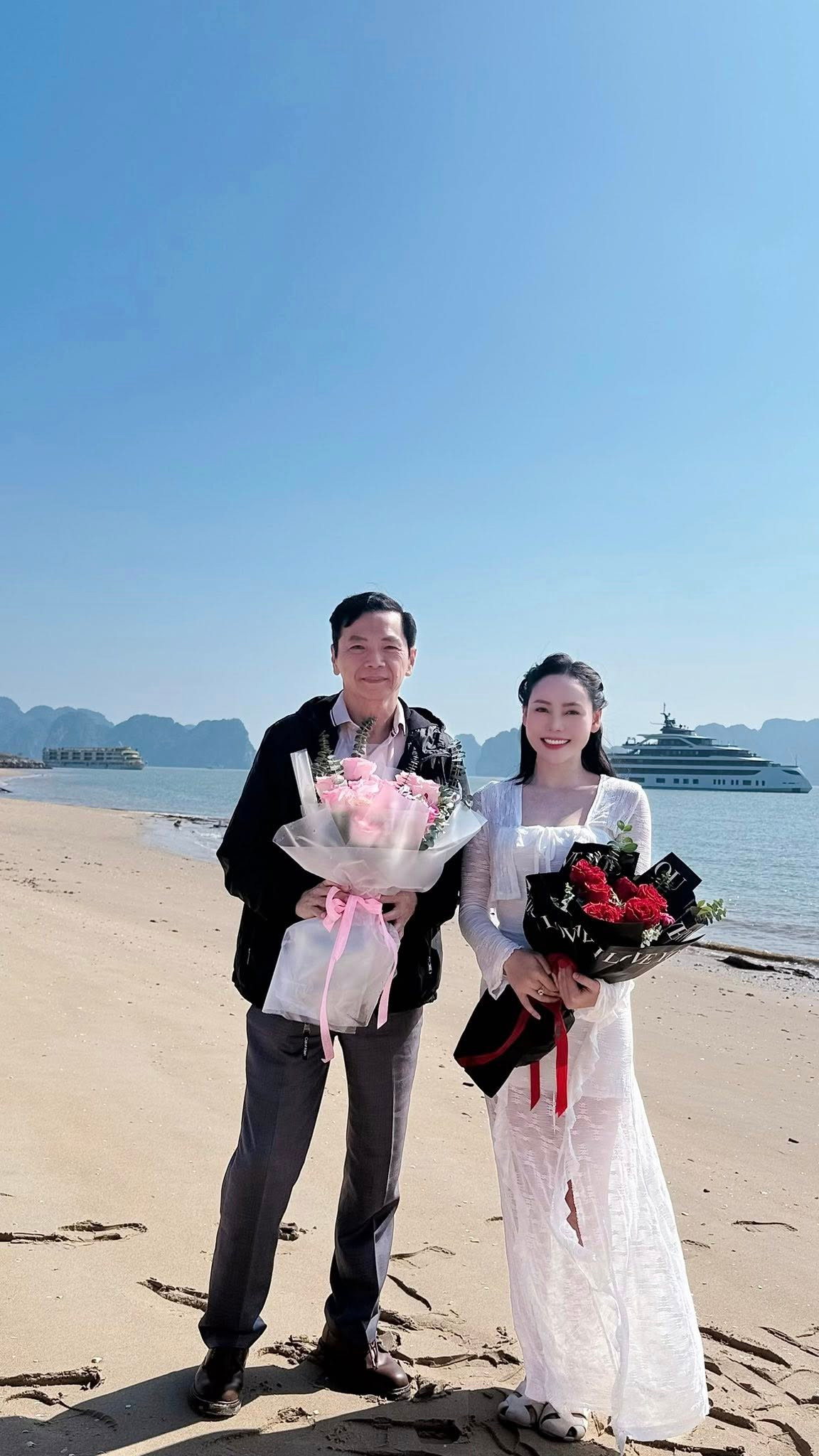 Diễn viên Huyền Trang chụp ảnh kỷ niệm cùng đạo diễn và NSND Trung Anh