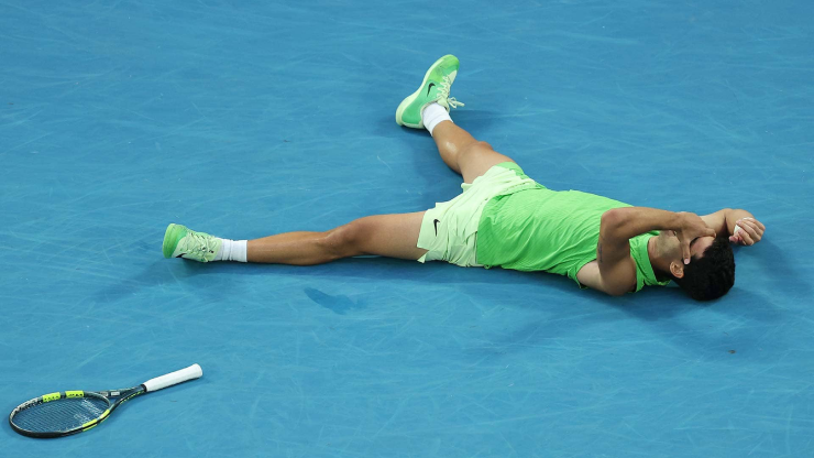 Carlos Alcaraz v&agrave;o chung kết Australian Open sau trận b&aacute;n kết d&agrave;i kỷ lục...