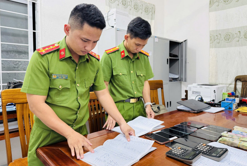 Lực lượng chức năng kiểm tra tang vật thu giữ được từ vụ án.