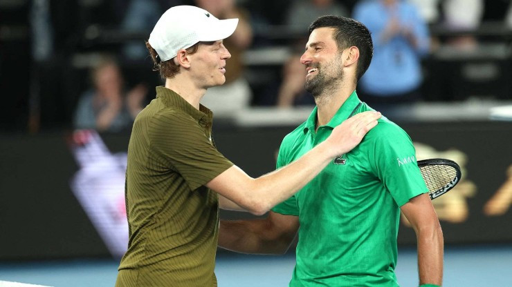 Sinner (đội mũ) đối đầu Djokovic tại bán kết Australian Open 2026