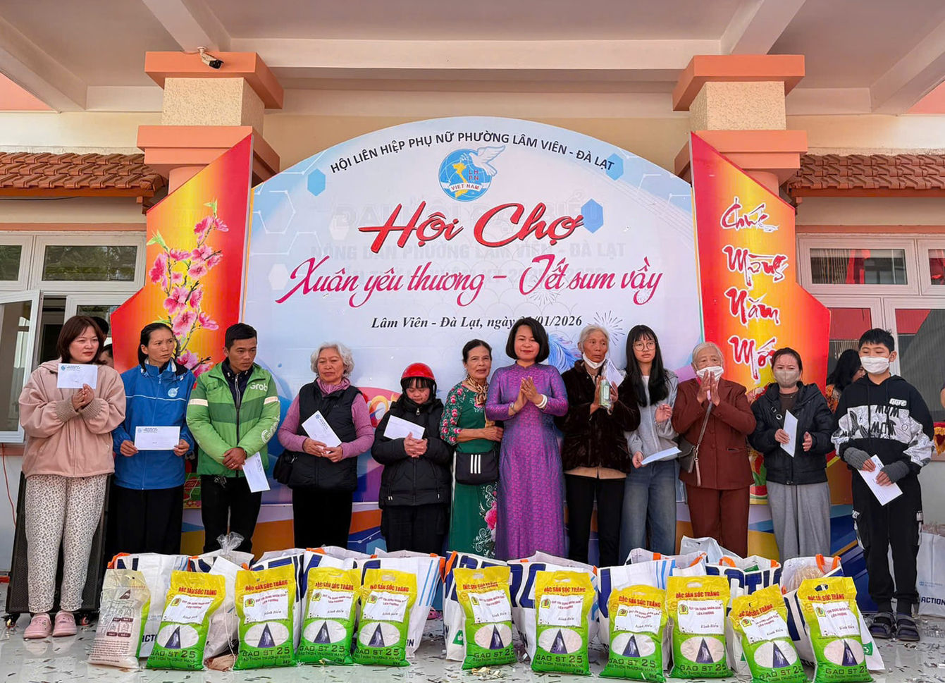 tang-qua-cho-hoi-vien-kho-khan(1).jpg