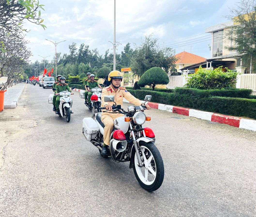 Công an Đặc khu Phú Quý tuần tra bảo đảm ANTT dịp Tết Nguyên đán Bính Ngọ 2026vững an ninh để Đặc khu Phú Quý phát triển bền vững