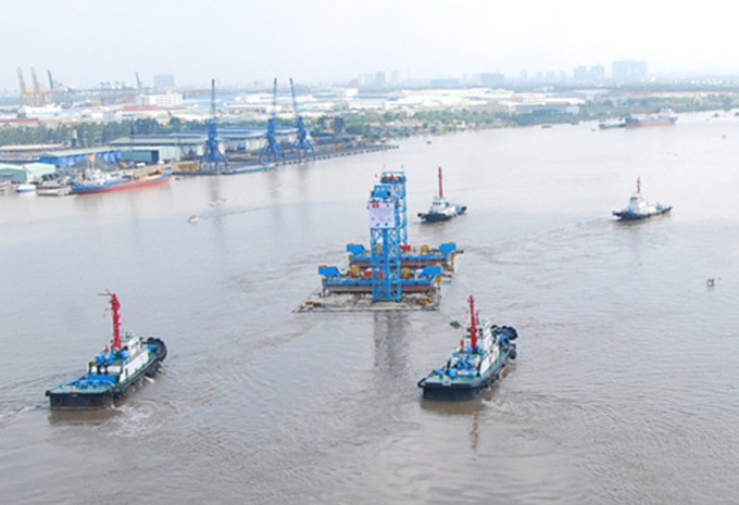 Quá trình lai dắt các đốt hầm khổng lồ trên sông Sài Gòn phục vụ thi công hầm Thủ Thiêm.