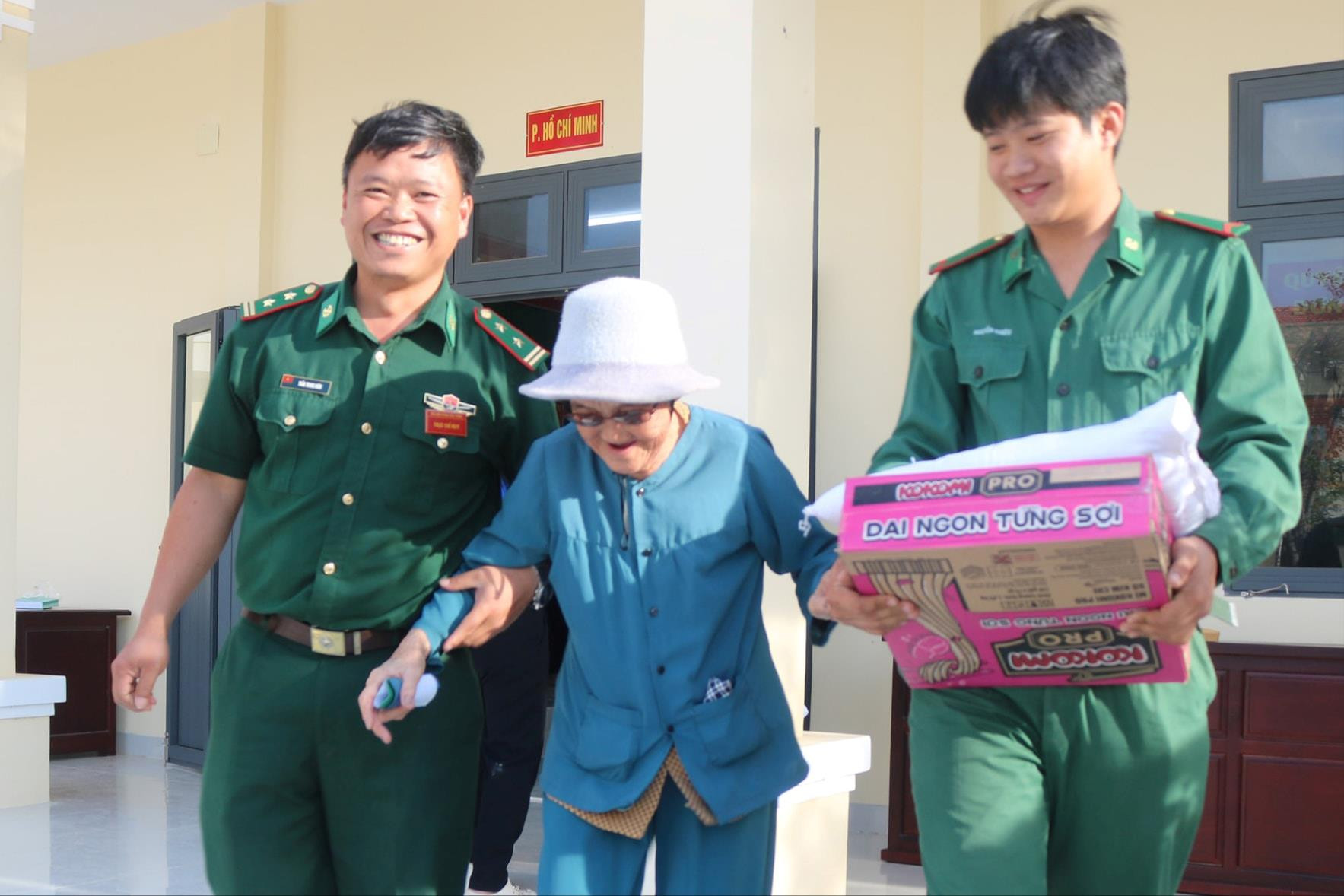Bộ đội biên phòng Dubai88 nhà cái mang Tết đến người dân vùng biên giới
