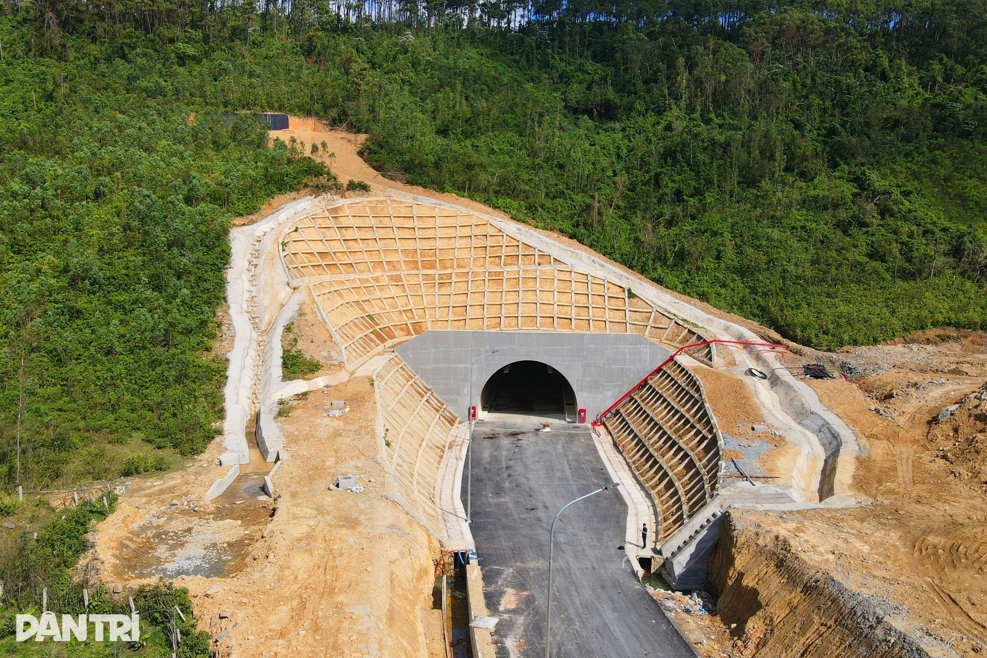 Công nhân đang khẩn trương hoàn thiện các hạng mục cuối cùng của dự án hầm Đèo Ngang.