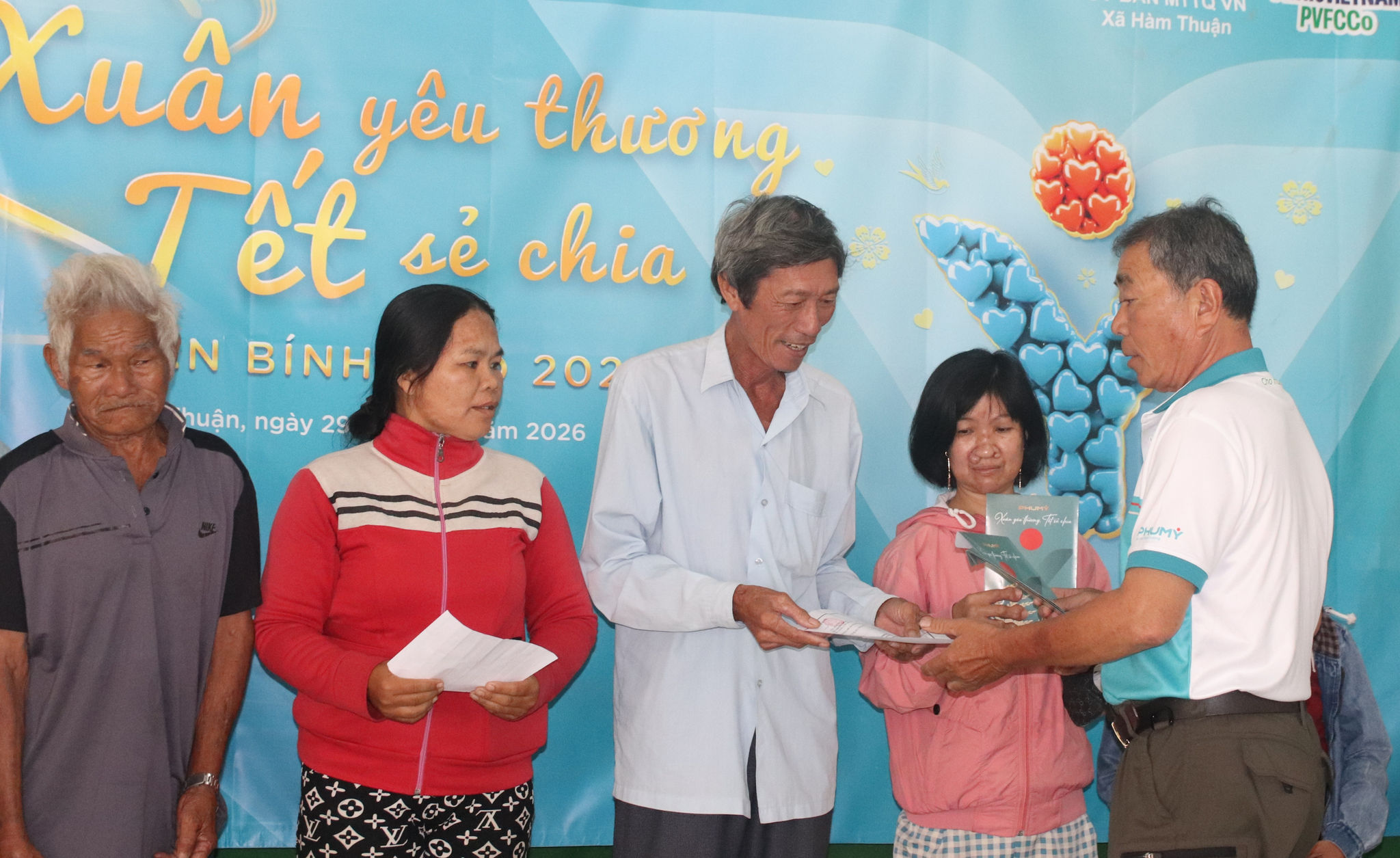 Những hộ nghèo, khuyết tật ở xã Hàm Thuận nhận các món quà tết từ sự sẻ chia, yêu thương