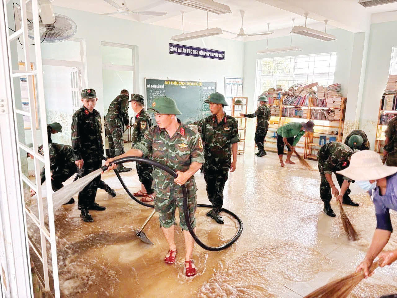 T64a giúp dân khắc phục hậu quả sau mưa lũ