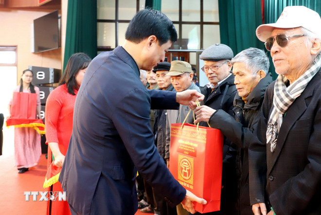 ttxvn-bi-thu-thanh-uy-ha-noi-nguyen-duy-ngoc-trao-qua-tet-tai-hung-yen.jpg