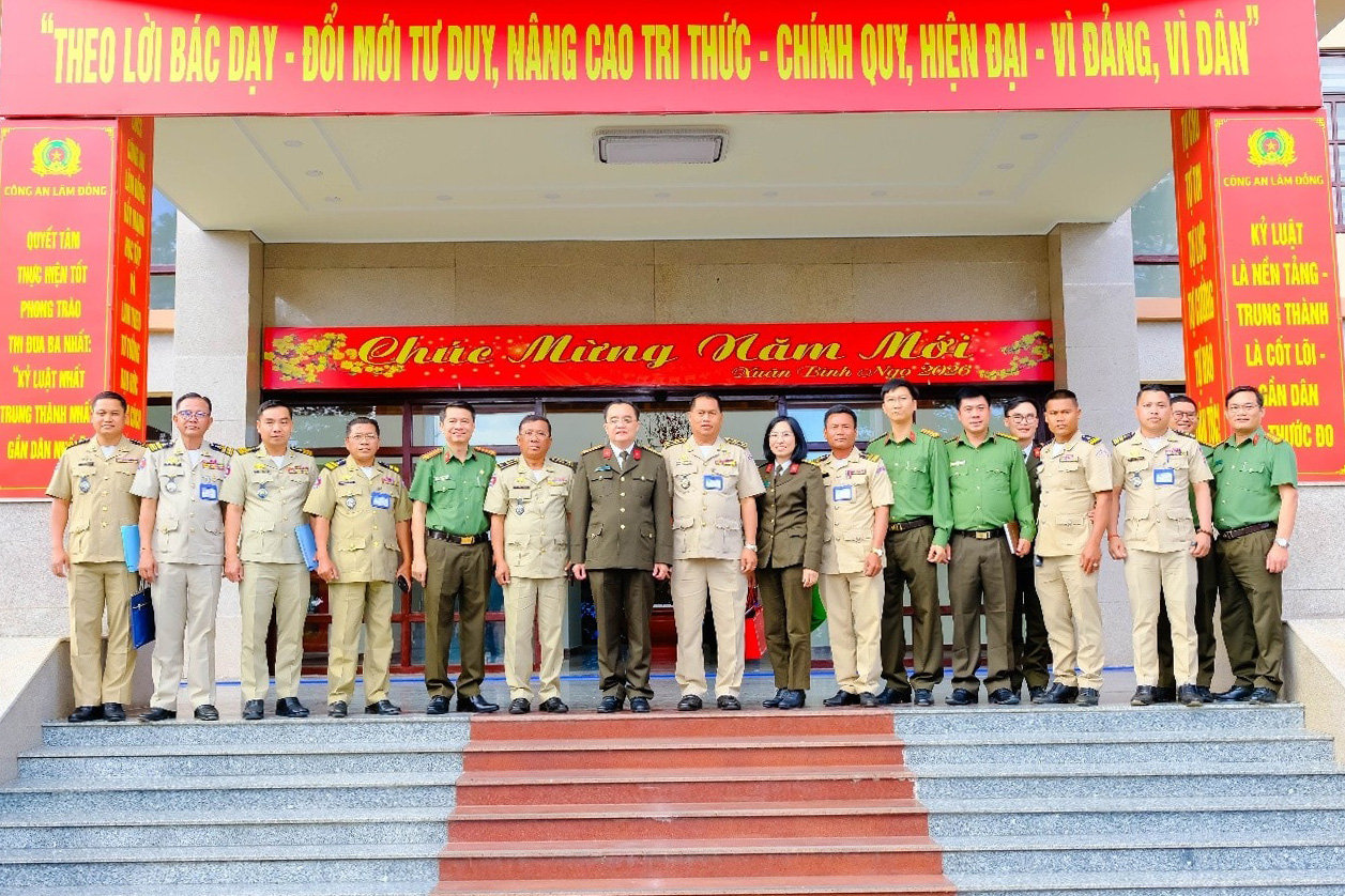 cong-an-hai-tinh-cung-chup-hinh-luu-niem(1).jpg