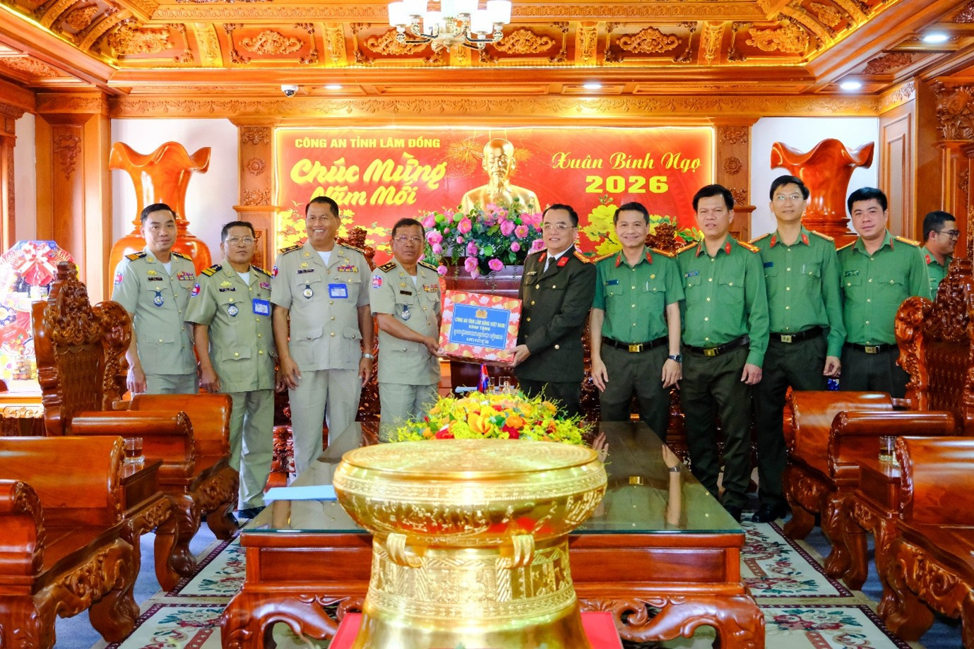 Đại tá Huỳnh Ngọc Liêm - Phó Giám đốc Công an tỉnh Lâm Đồng chúc sức khỏe và tặng quà cho Đoàn Công an tỉnh Mondulkiri, thể hiện tinh thần hiếu khách theo truyền thống của dân tộc Việt Nam