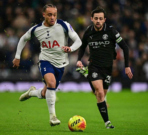 Xavi Simons tích cực tranh chấp và hỗ trợ phòng ngự