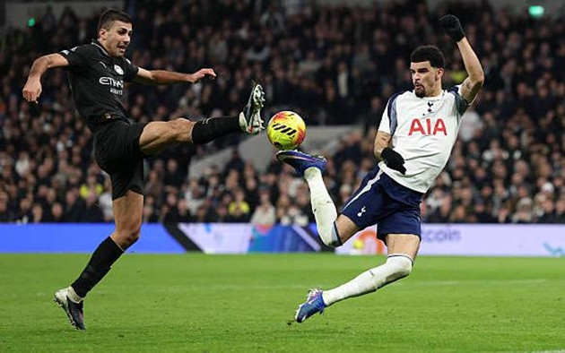Siêu phẩm bọ cạp của Dominic Solanke thể hiện bản lĩnh Tottenham Hotspur.