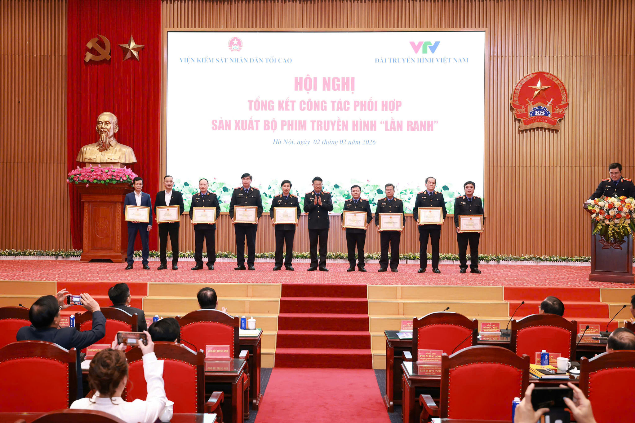 Lãnh đạo VKSND tối cao trao bằng khen cho các tập thể, cá nhân xuất sắc.