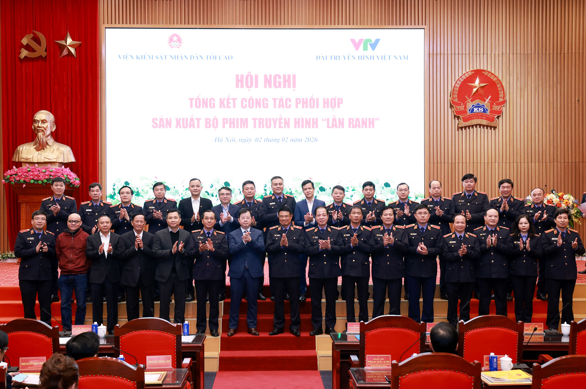 Các đại biểu và ê-kíp sản xuất chụp ảnh lưu niệm sau hội nghị.