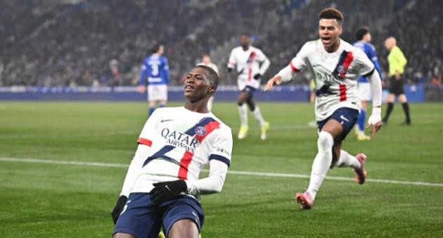 Trận đấu giữa Strasbourg và PSG diễn ra vô cùng kịch tính với nhiều pha tranh chấp quyết liệt.