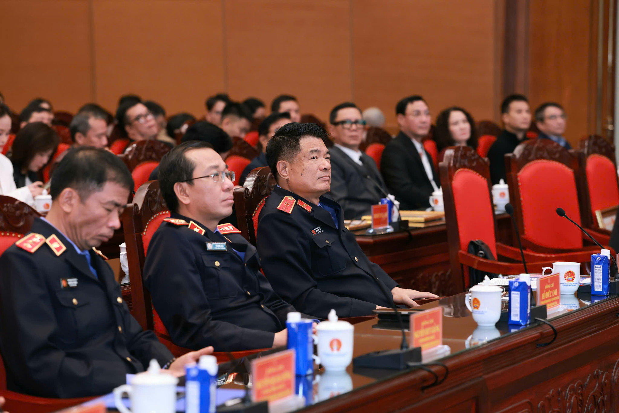 Một phân cảnh hoặc không khí trong phim Lằn ranh thể hiện sức căng của dòng phim chính luận.