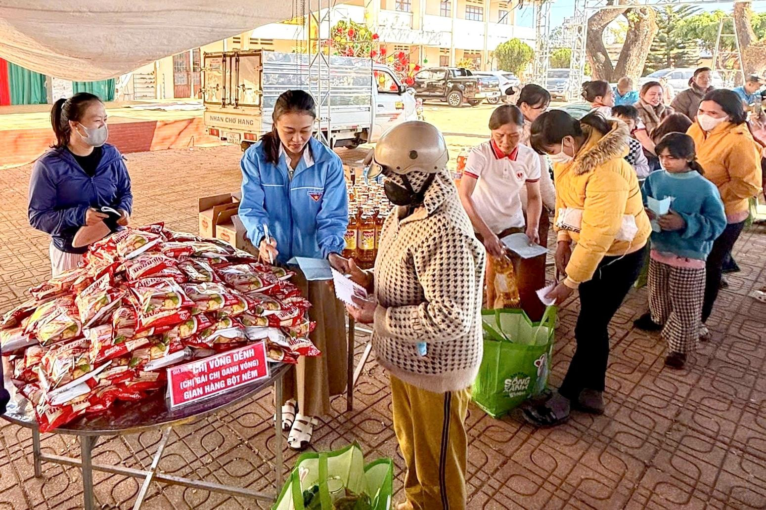 Trao 200 phần quà Tết cho người dân khó khăn xã Đinh Trang Thượng