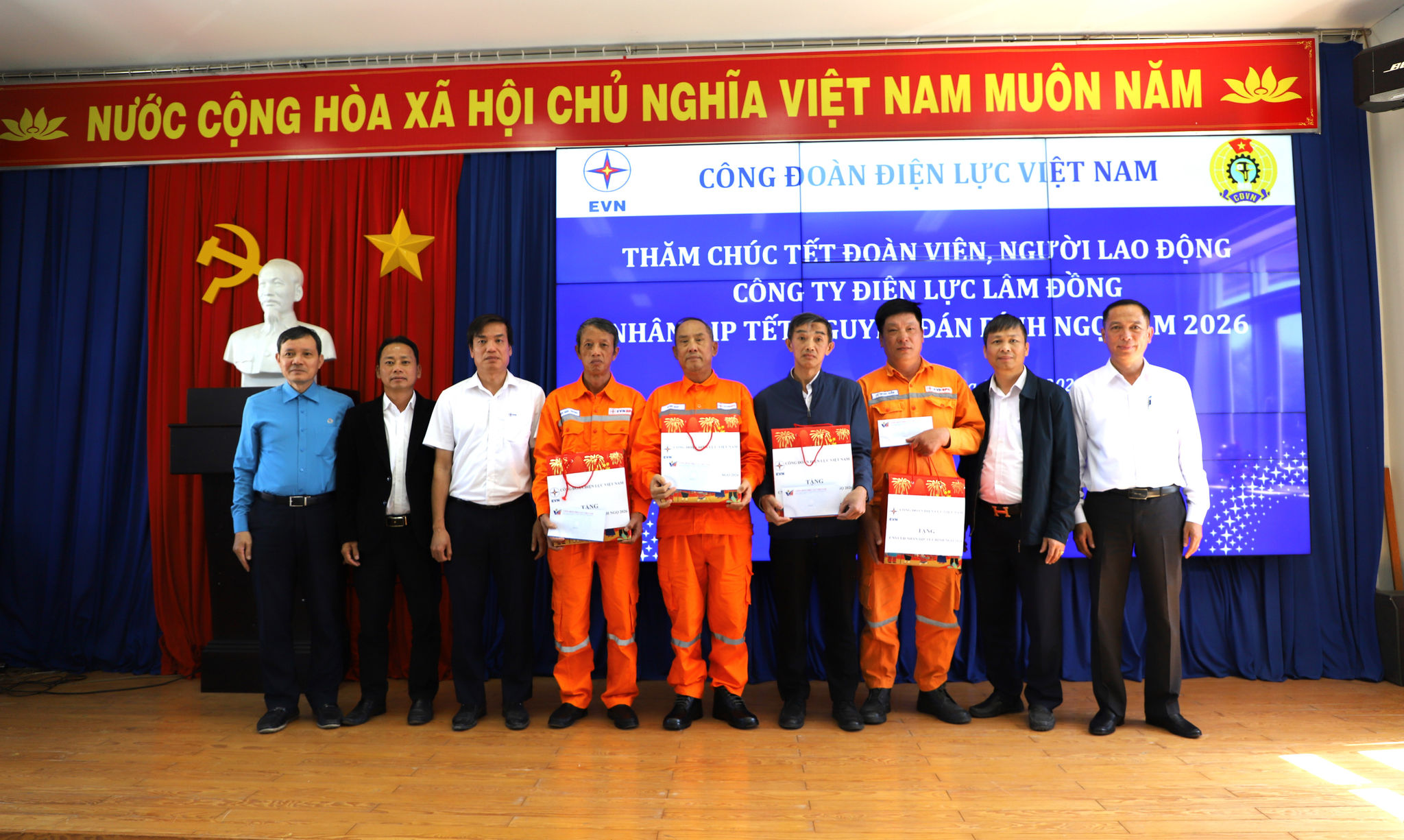 Công đoàn Điện lực tặng quà người lao động