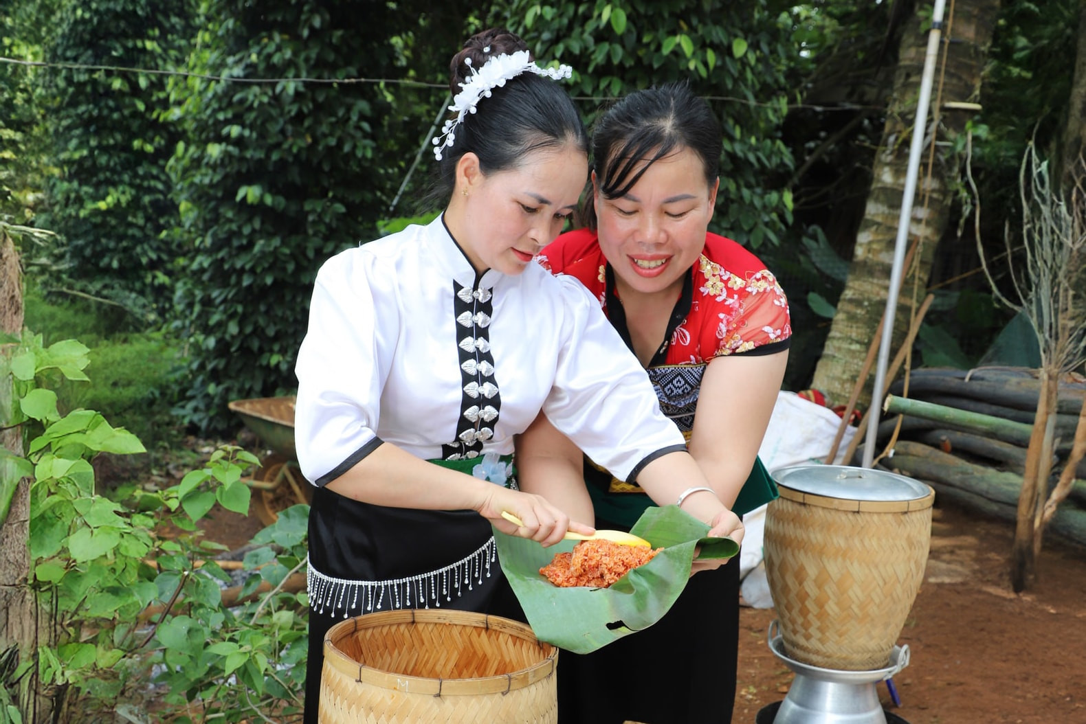Sticky rice steamed in wooden containers is a traditional method that preserves the full aroma of newly harvested rice of the Thai people
