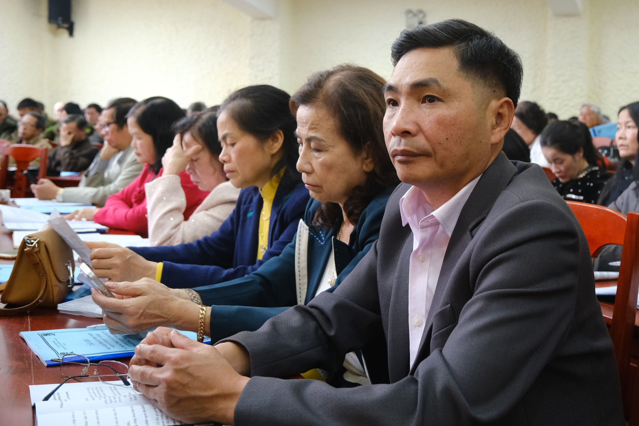Các đại biểu tham dự hội nghị với tinh thần nghiêm túc, trách nhiệm