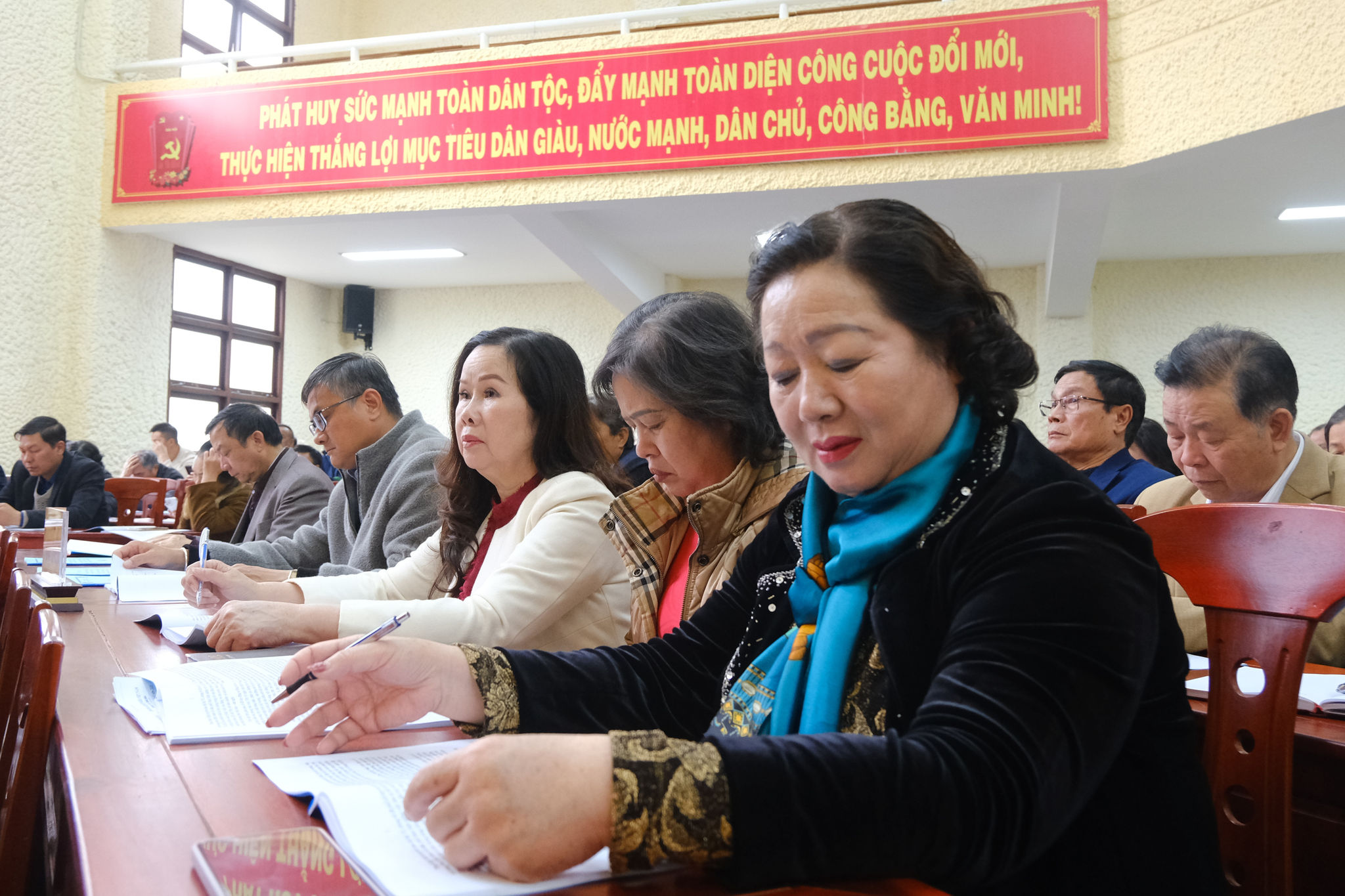 Đại biểu tập trung nghiên cứu tài liệu tại hội nghị