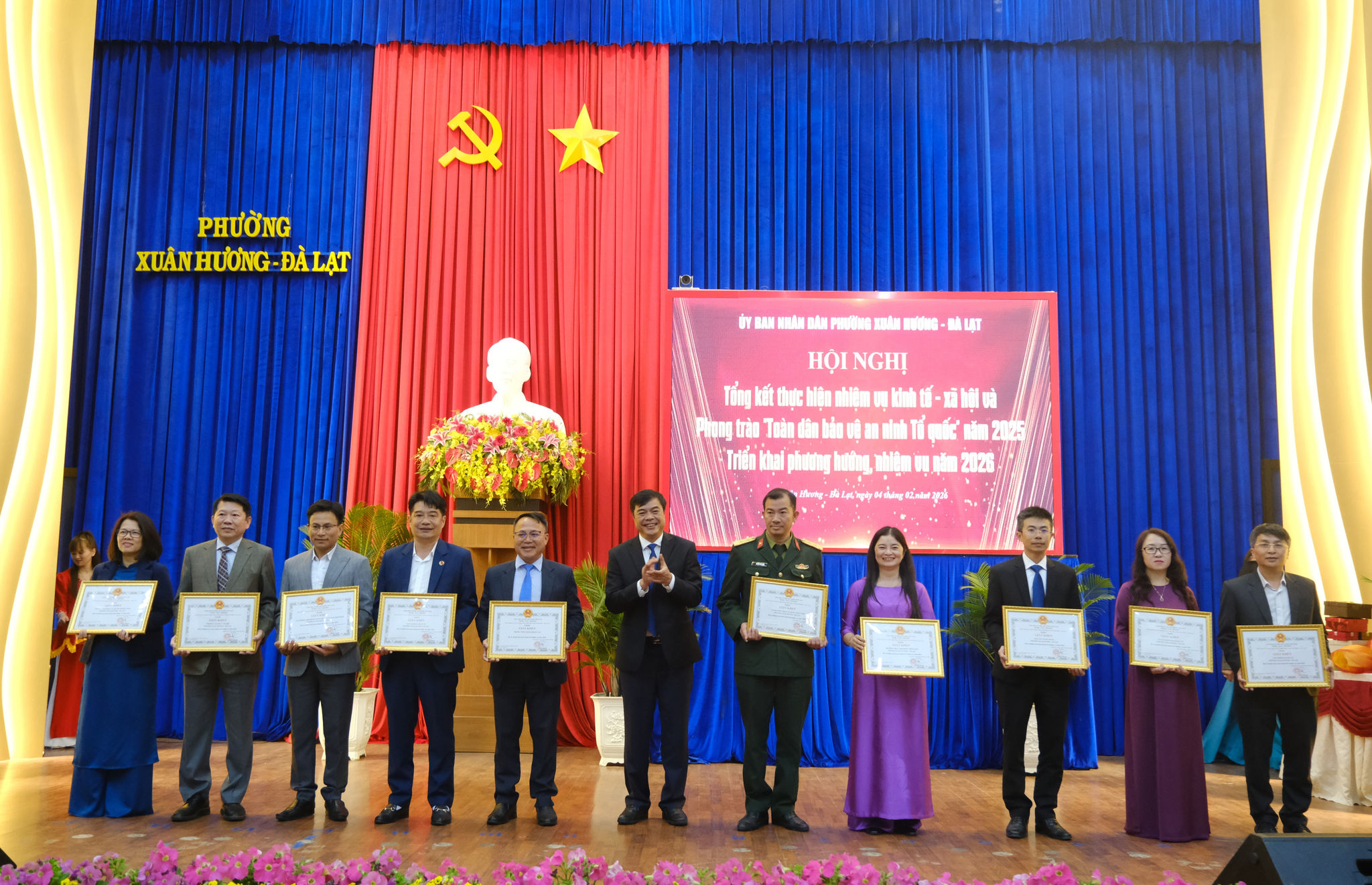 Khen thưởng các tập thể Hoàn thành tốt nhiệm vụ năm 2025
