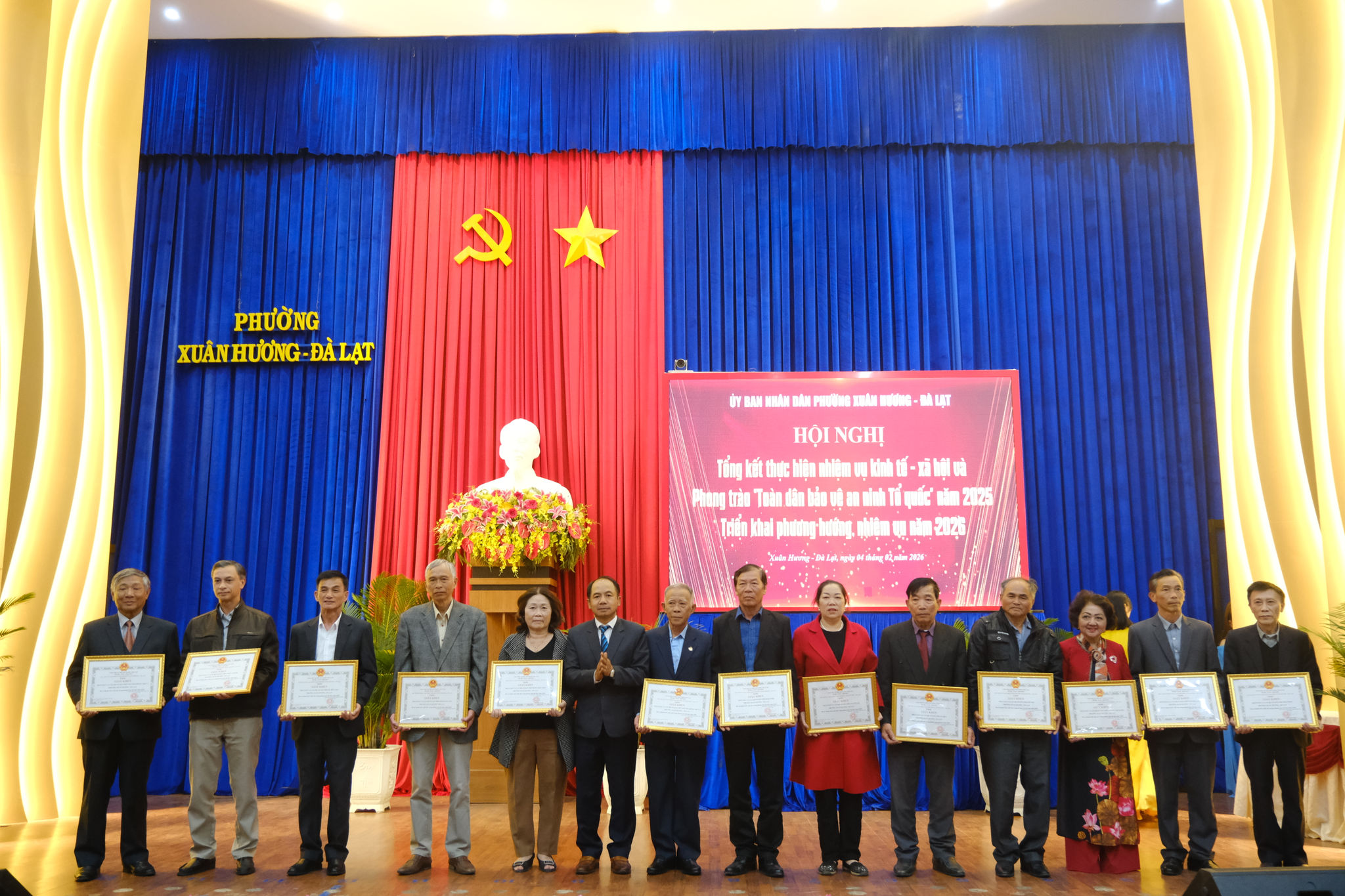 Khen thưởng các 17 tập thể, khu dân cư có thành tích xuất sắc trong phong trào thi đua năm 2025