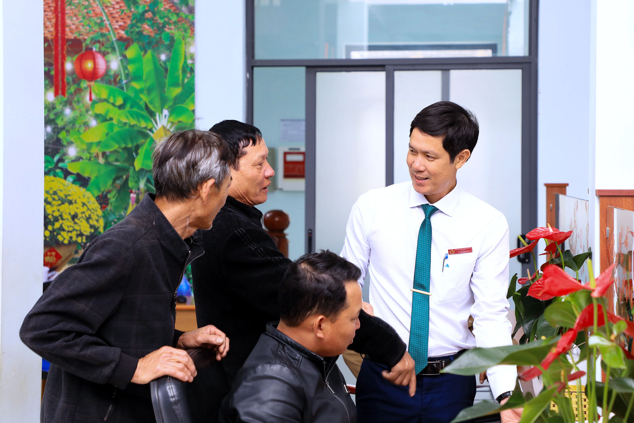 Lãnh đạo Trung tâm Phục vụ hành chính công xã Đức An quan tâm, hỗ trợ người dân nhiệt tình khi đến làm thủ tục hành chín