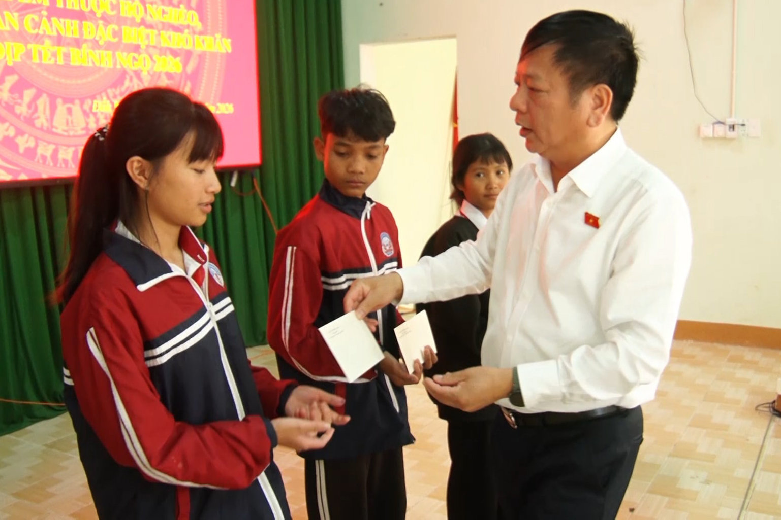 doan-dai-bieu-quoc-hoi-tang-qua-dak-mil-mp4.00_01_53_08.still006(1).jpg