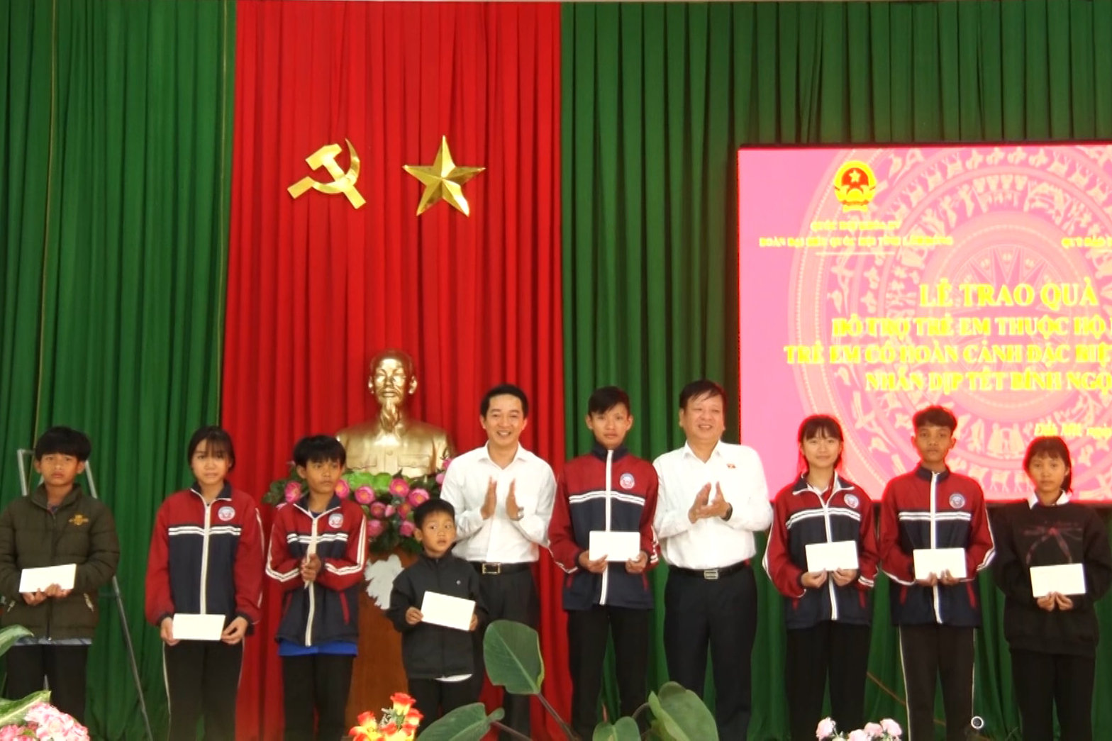 doan-dai-bieu-quoc-hoi-tang-qua-dak-mil-mp4.00_02_02_05.still003(1).jpg