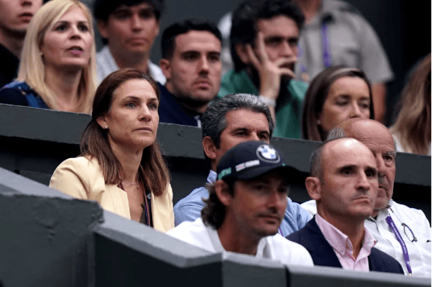 Mẹ của Alcaraz trên khán đài Wimbledon 2023.