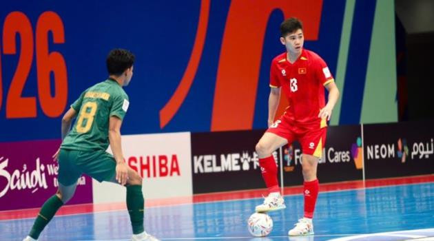 Đội tuyển futsal Việt Nam nỗ lực trong trận đấu với Indonesia
