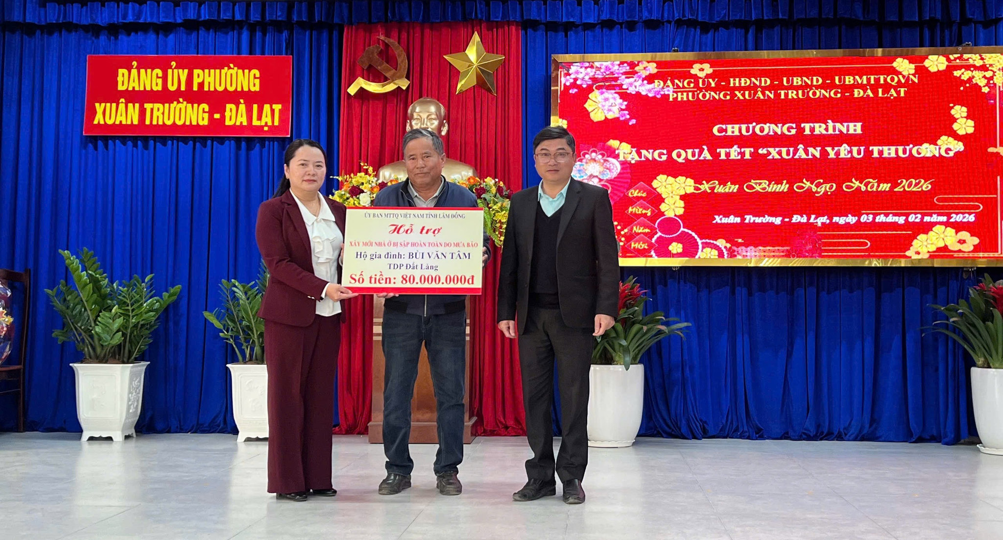 Lãnh đạo UBMTTQVN Phường Xuân Trường- Đà Lạt trao kinh phí hỗ trợ 80 triệu đồng cho gia đình ông Bùi Văn Tâm