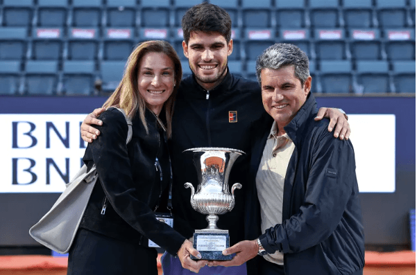 Carlos Alcaraz nâng cúp cùng bố mẹ sau khi đăng quang tại Rome Masters 2025.