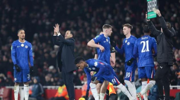 Các cầu thủ Chelsea bế tắc trong việc triển khai tấn công trước hàng thủ Arsenal.