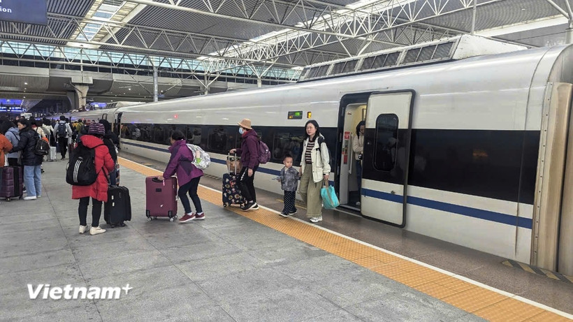 Một đoàn tàu tốc độ cao tại nhà ga của Trung Quốc. (Ảnh: Việt Hùng/Vietnam+)