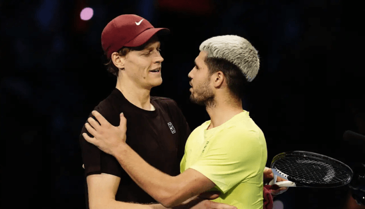 Roland Garros 2026 có thể là thời khắc Sinner (đội mũ) lật đổ Alcaraz (áo vàng) trên đỉnh ATP
