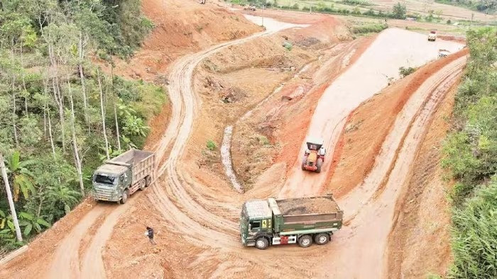Thi công đào san ủi tại dự án cao tốc Chợ Mới - Bắc Kạn trong điều kiện địa hình đồi núi.