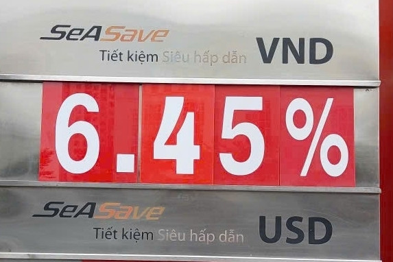 Khách hàng tìm hiểu về lãi suất tại quầy giao dịch