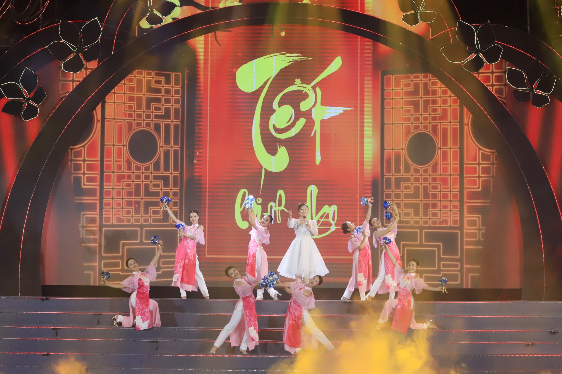 芸術プログラムの第3章では、第7軍区軍事芸術団が活気に満ちたエネルギッシュなパフォーマンスを披露しました。