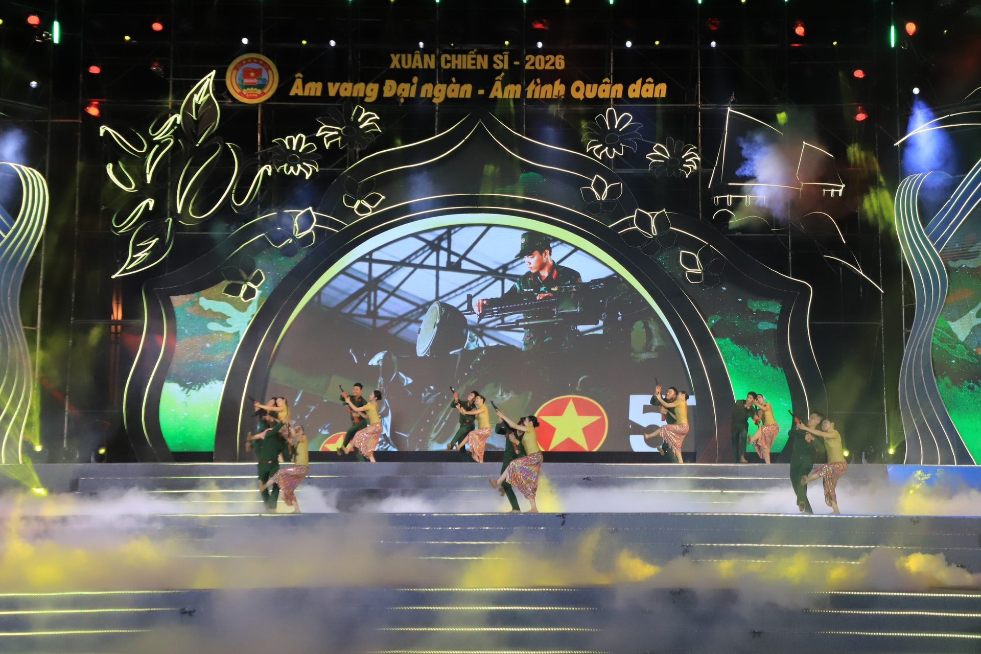 ダンスパフォーマンスを通じて軍隊と人民のイメージが生き生きと描かれます。