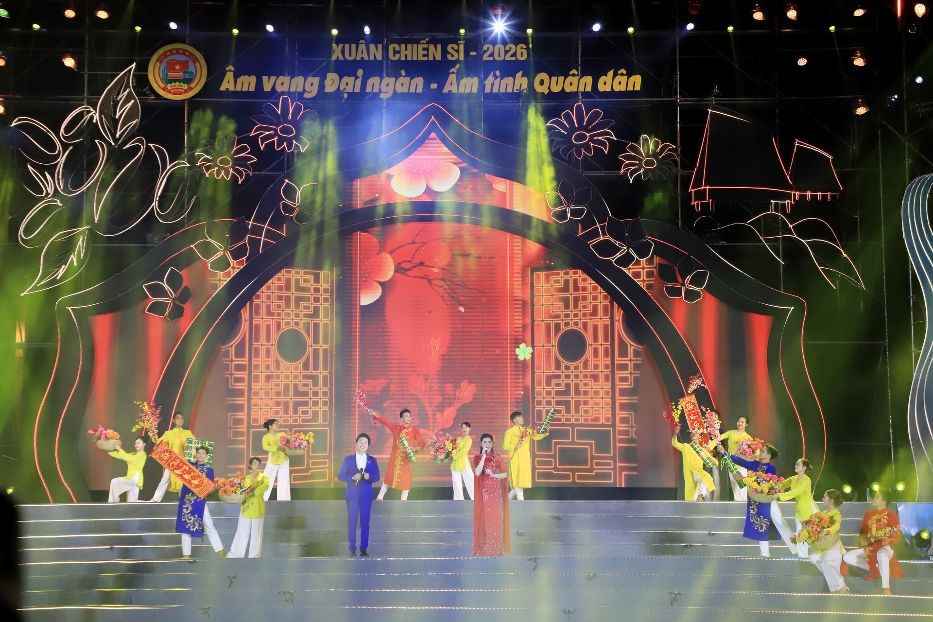 ベトナム南東部特有の文化的な色合いを持つ伝統的な民謡をフィーチャーしたデュエットパフォーマンスは、地元の人々から熱烈な拍手を浴びた。