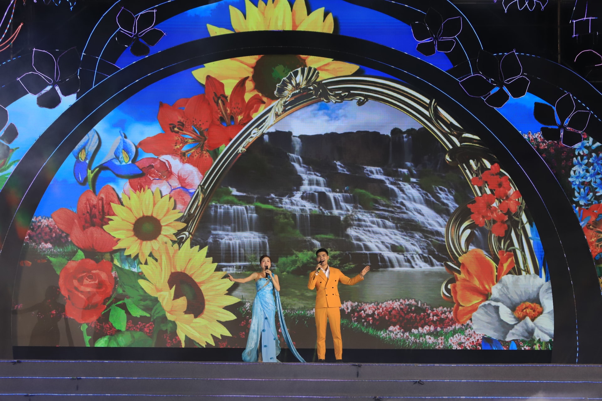 公演「ラムドン：魅惑の海と空」では、ダクノン省、ラムドン省、ビントゥアン省の合併後のラムドン省の可能性と利点を描写しました。