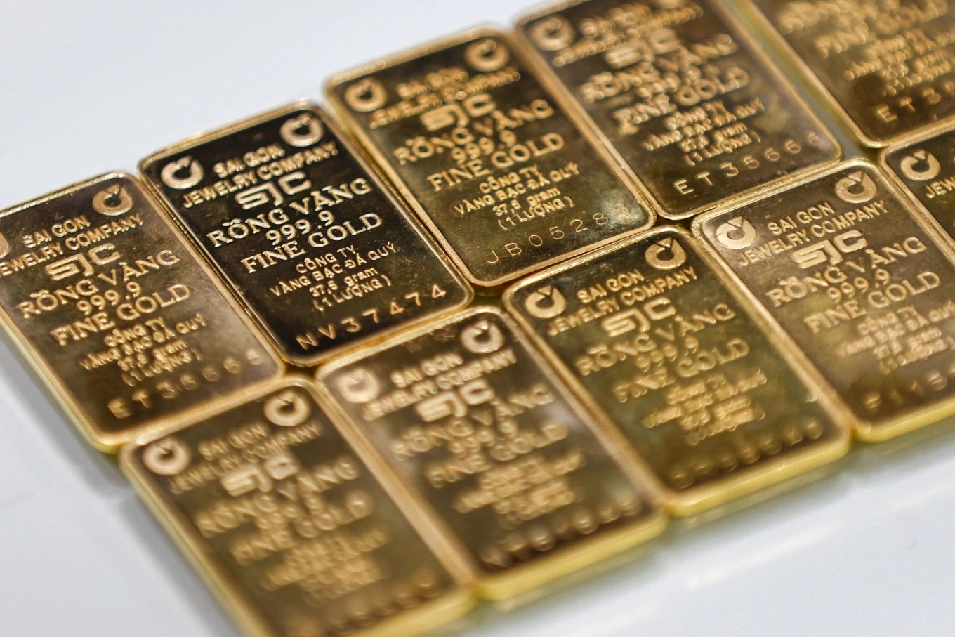 Giá vàng cập nhật hôm nay 7/2/2026: Giá vàng nhẫn tăng 1,5 triệu; SJC giảm, thế giới tăng sát 4950 USD