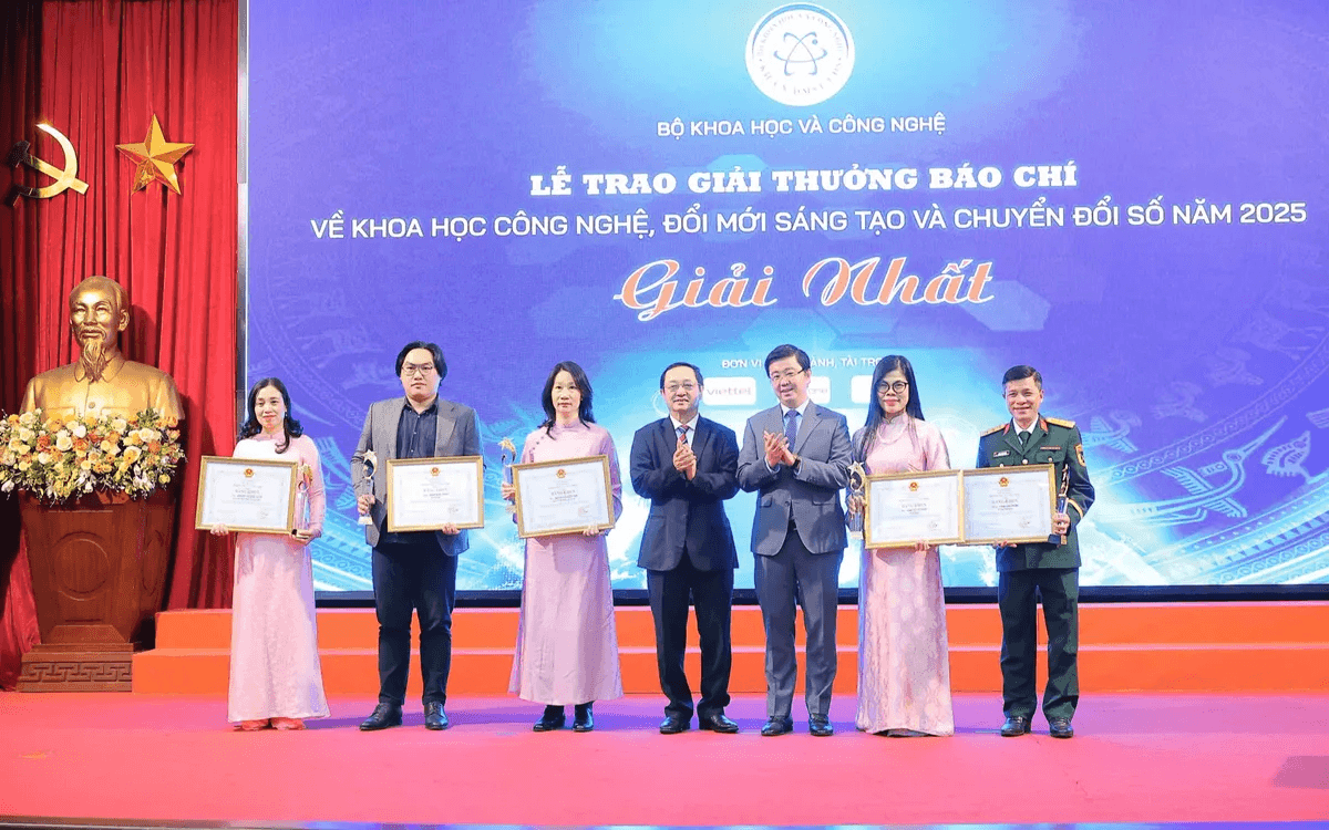 Phó trưởng Ban Tuyên giáo và Dân vận DubaiPalace : Uy tín, xanh chín - Nạp rút Huỳnh Thành Đạt và Thứ trưởng Bộ KH&CN Bùi Hoàng Phương trao Giải Nhất cho các tác giả