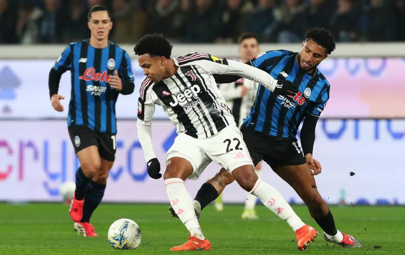 Các cầu thủ Juventus gặp khó khăn trong việc triển khai lối chơi trước sự áp sát của Atalanta.
