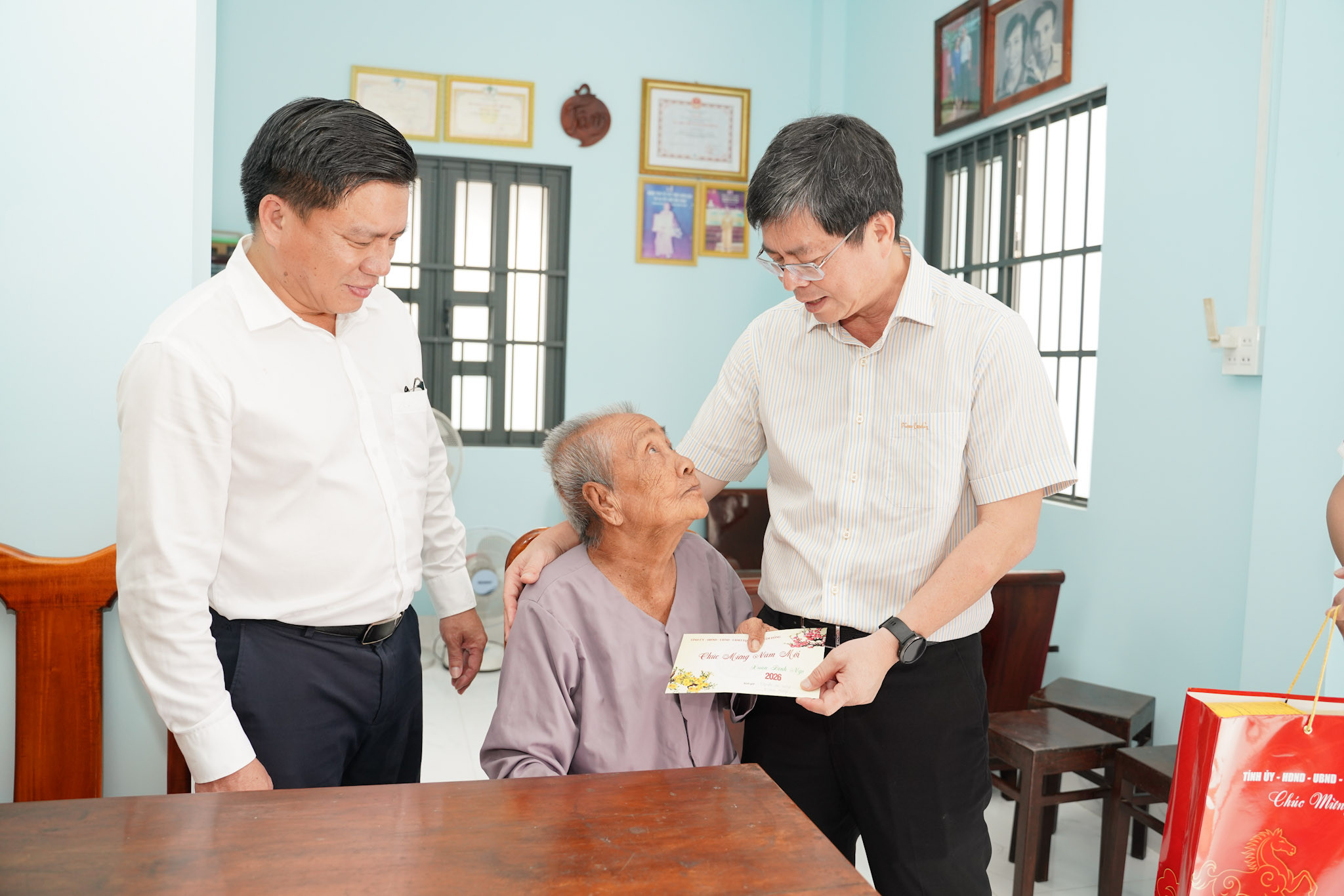 Lãnh đạo UBND tỉnh và lãnh đạo UBND phường Bình Thuận thăm, tặng quà Mẹ VNAH Lương Thị Con.